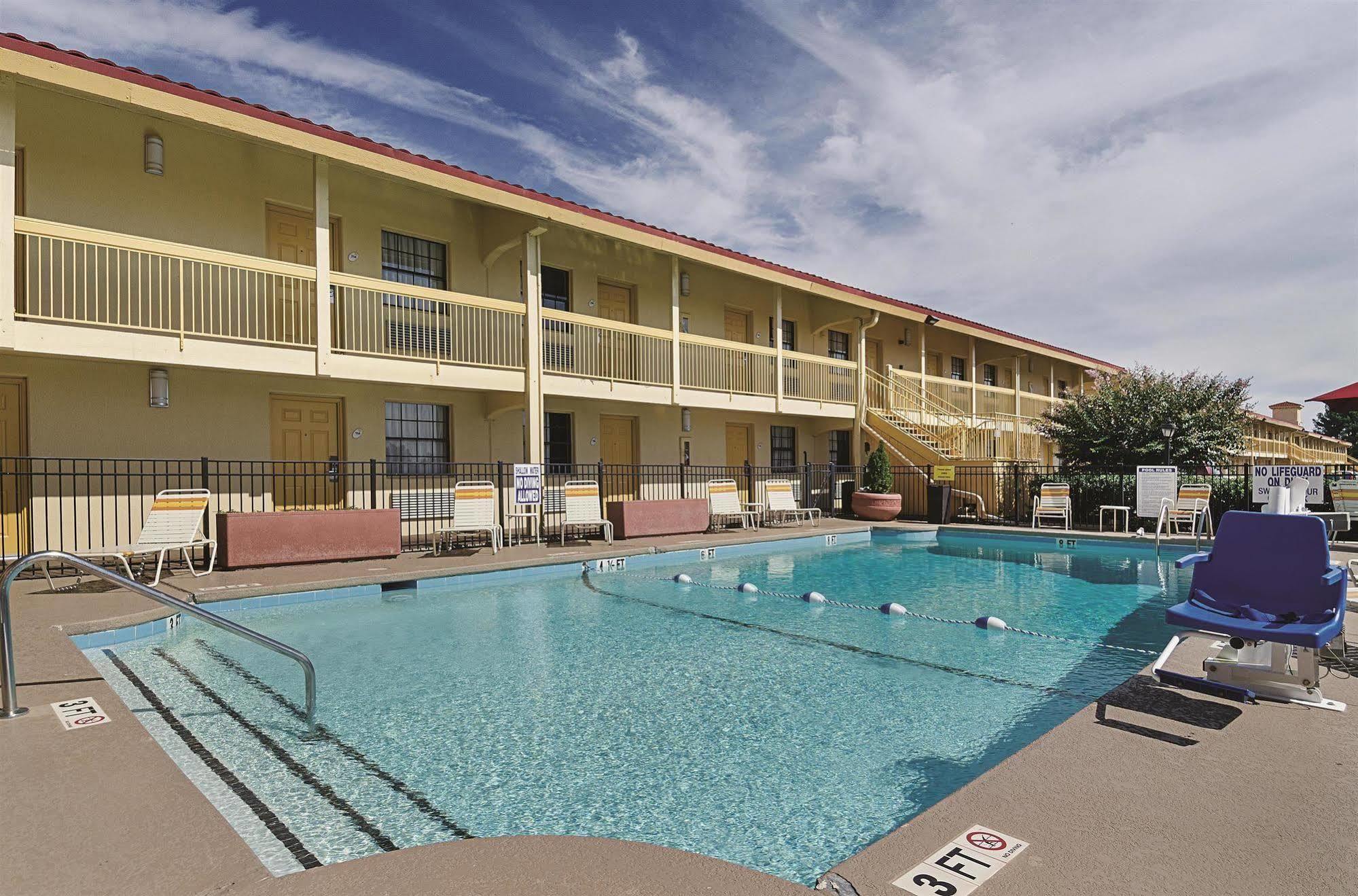 Baymont By Wyndham Greenville Woodruff Rd Exterior foto